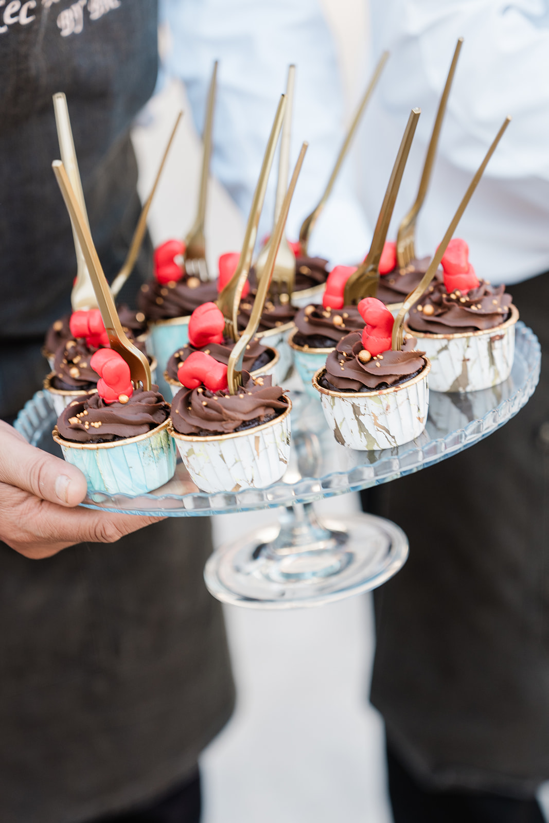 Mini-cupcakes gourmets présentés sur plateau en verre par l'équipe de service